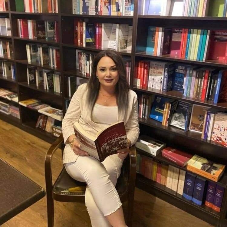 Edebiyatın Gizli Kahramanı: Editör Nurhayat Teke