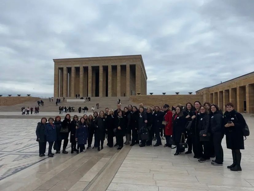 HALKINDER’den Anıtkabir’e Anlamlı Ziyaret HALKINDER’den Anıtkabir’e Anlamlı Ziyaret